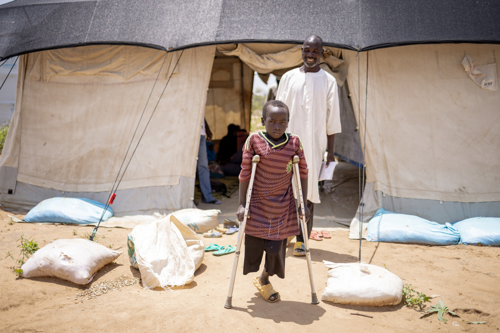 Khaleel Ishaq Yousef age de 9 ans est originaire d?El-Geneina dans la region du Darfour au Soudan il y a perdu une jambe pendant le conflit. Il vit maintenant dans le camp de refugies de Farchana au Tchad et utilise des bequilles donnees par HI tout en beneficiant de seances de kinesitherapie. Il declare : ? Avant je restais a la maison toute la journee et maintenant je peux me deplacer ce qui est bon pour ma sante. Je vais au souk et j'aime aller au groupe d'etude du Coran ?. Khaleel aime aussi aller dans la vallee qui jouxte le camp car cela le depayse. Il raconte : ? Je vais avec mes amis qui aiment jouer et grimper aux arbres. Je regarde a l'ombre de l'arbre mais je suis quand meme heureux ! Lorsqu'il sera plus grand Khaleel aimerait devenir enseignant ou travailler avec une ONG. // Khaleel Ishaq Yousef age 9 is from Geneina in the Darfur region of Sudan where he lost a leg during the conflict. He now lives in in Farchana refugee camp in Chad and uses walking sticks given by HI as well as receiving physiotherapy and strength and conditioning sessions. He said ?before I stayed at home all day and now I can move around which is good for my health. I go to the souk and I love to go to the Quran study group?. Khaleel also likes to go to the valley next to the camp because it?s a change of scene from the camp. He said: ?I go with my friends who like to play and climb trees. I watch from the shade of the tree but I?m still happy!? When he?s older Khaleel would like to be a teacher or work with an NGO.