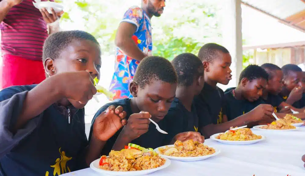 Children at Eglise Tabernacle du Rocher receive a nutritious meal.