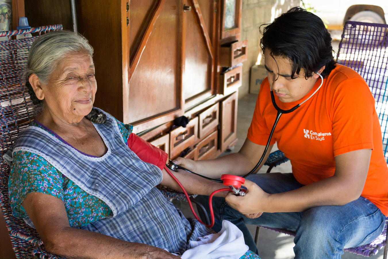 Dr. Gerardo Murillo, a young Mexican doctor completing his social service year with CES, checks the blood pressure of an elderly patient, María Hernández Velásquez, during a home visit.
